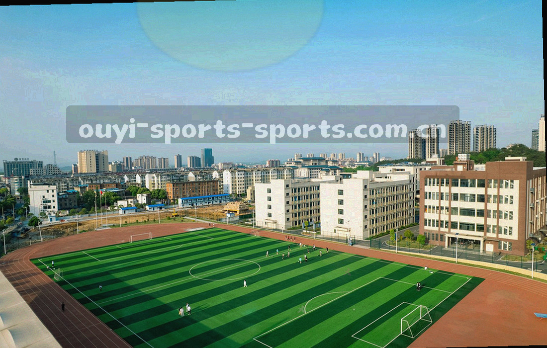 编辑工作台俯拍，多屏赛程表格与手写备注，无人物特写